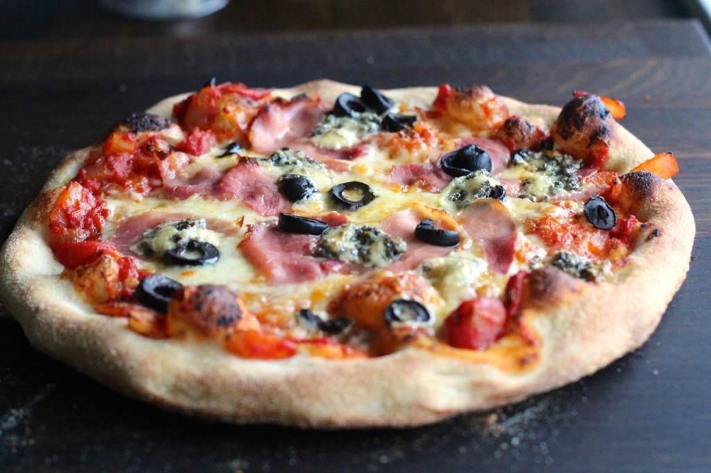 Pizza med skinke og oliven