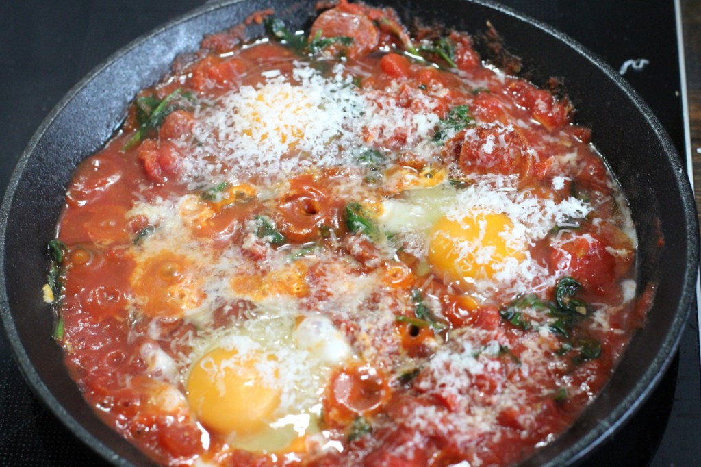 Posjerte egg i tomatsaus
